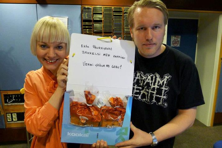 Gunna Dís og Andri fengu sent bakkelsi frá Akureyri í upp í Efstaleiti.