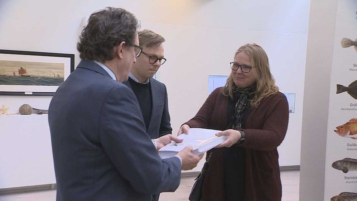 Rannveig Grétarsdóttir, formaður Hvalaskoðunarsamtaka Íslands, afhendir undirskriftalistana.