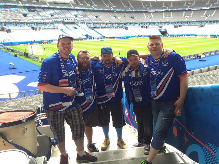 Kristinn Hallur og félagar í Tólfunni á Stade de France í gærmorgun þegar þeir voru búnir að koma trommunum fyrir.