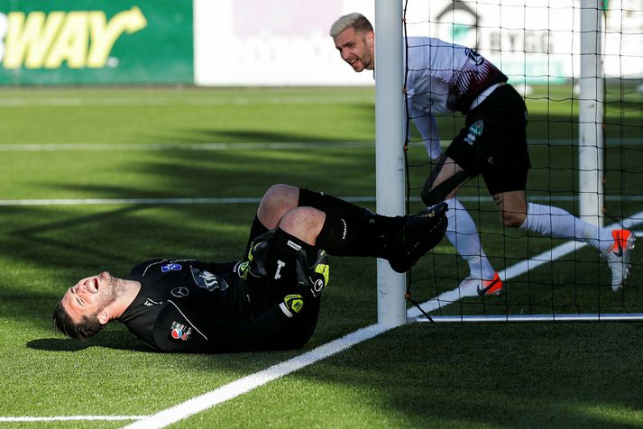 Stjörnumarkvörðurinn Haraldur Björnsson hefur hér fengið slæma byltu í leik á móti Blikum á gervigrasinu í Garðbænum.