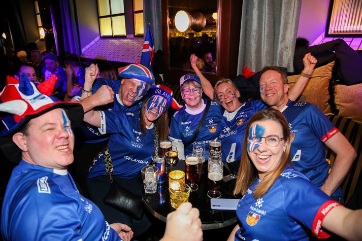 Það var gaman hjá íslenska stuðningsfólkinu í upphitun á HM í Svíþjóð í fyrra.
