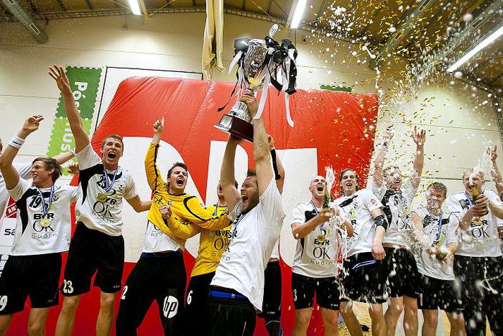 Sigurgeir Árni Ægisson, fyrirliði FH, lyftir hér bikarnum góða á loft en félagið varð í gær Íslandsmeistari á ný eftir nítján ára bið.