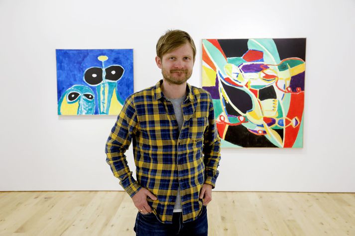 Þorlákur Einarsson framan við tvö af verkum föður síns á sýningunni í Hverfisgalleríi. 