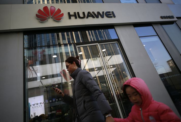 Verslun Huawei í Peking. Huawei er næstsöluhæsti framleiðandi snjallsíma á heimsvísu á eftir Samsung en fyrirtækið náði öðru sætinu af Apple í júní fyrra.