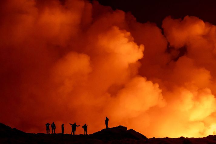 Eldgos hófst um fjóra kílómetra norðaustan Grindavíkur, norðan Sundhnúks í Sundhnúkaröðinni, klukkan 22:17 í gærkvöldi.