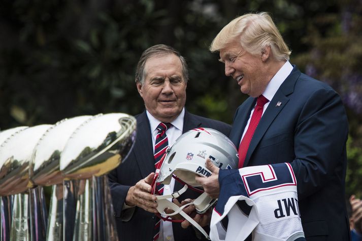 Bill Belichick með Donald Trump þegar þáverandi NFL-meistarar New England Patriots heimsóttu Hvíta húsið árið 2017.