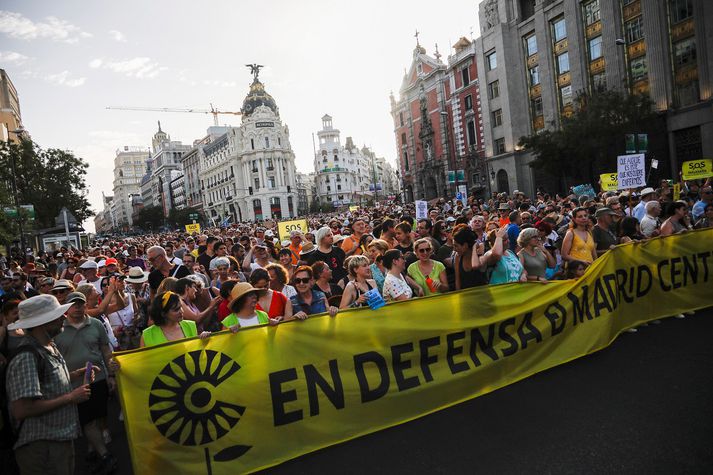 Þúsundir Madridarbúa gengu til varnar bílabanninu í vikunni.
