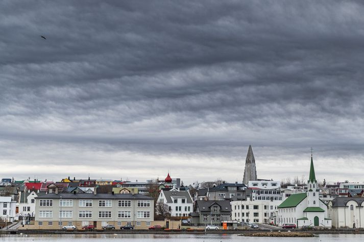 Í hugleiðingu veðurfræðings segir að á morgun verði líklega enn þungbúnara en í dag.