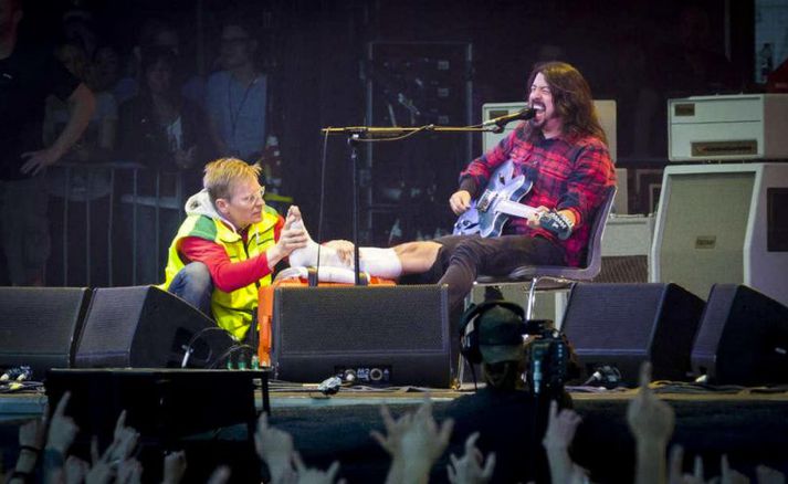 Dave Grohl lét fótbrot ekki stöðva sig.