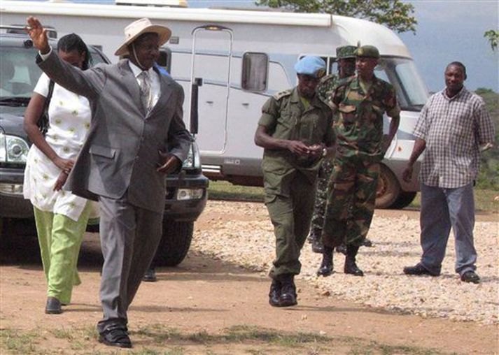 Yoweri Museveni, forseti, kemur á kjörstað í heimabæ sínum, Rusherere í Úganda.