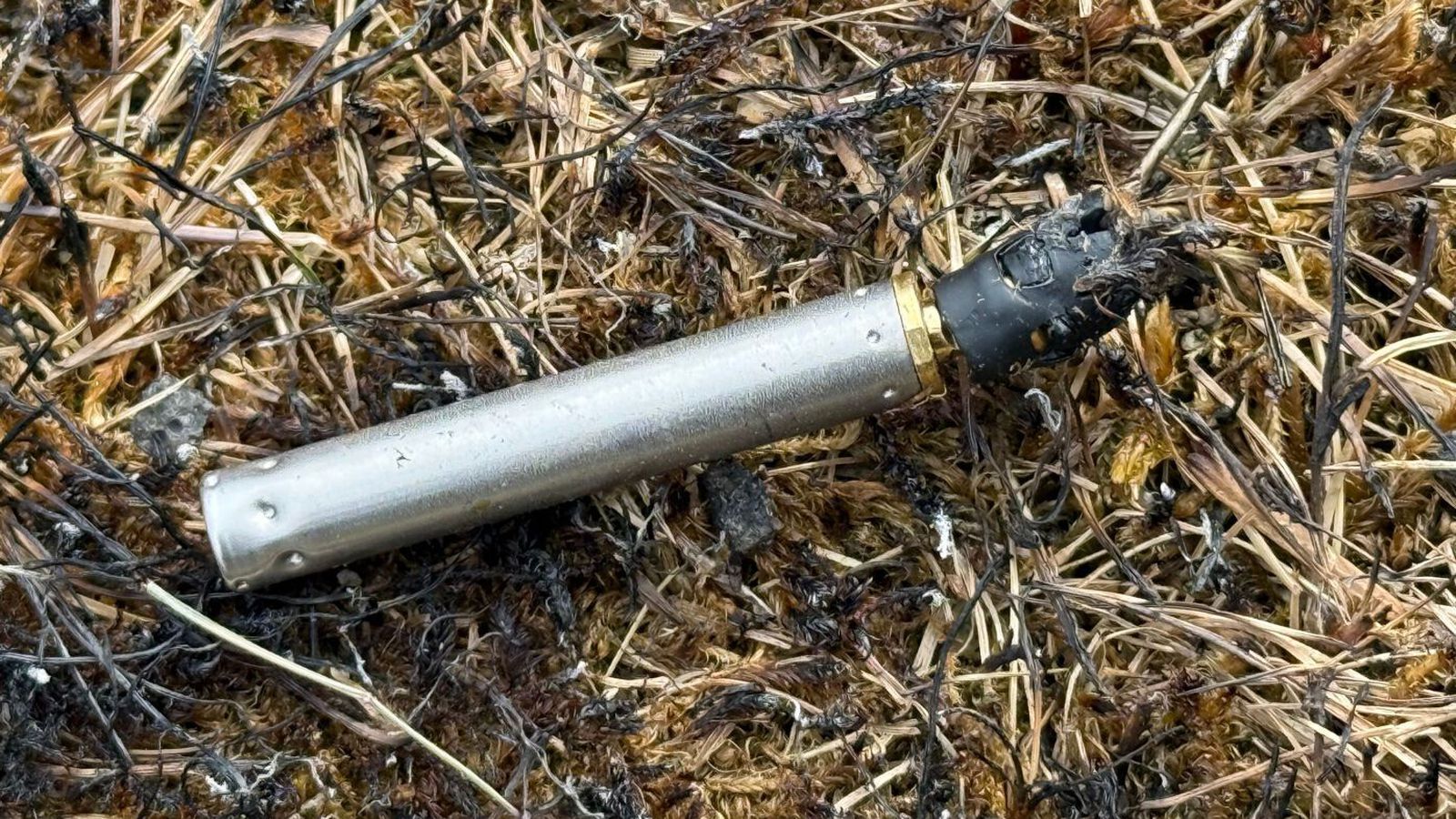 Stígur fram og segir að kviknað hafi í honum út frá raf­byssu lög­reglu