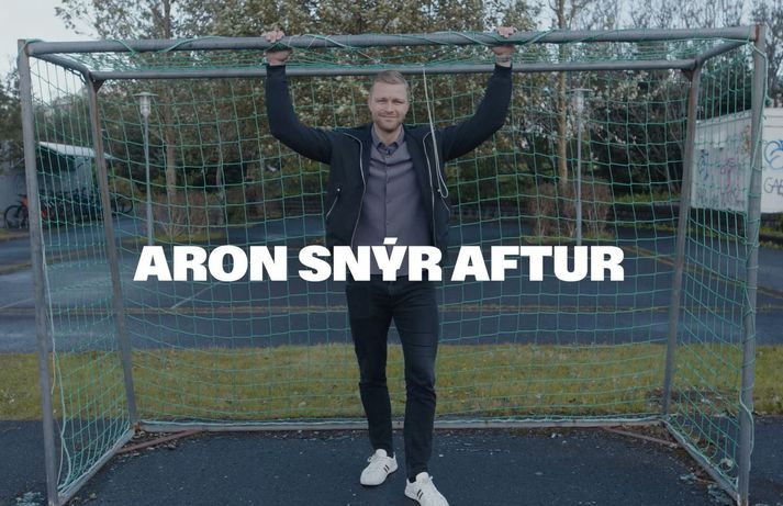 Aron Pálmarsson á skólalóðinni í Setbergsskóla.