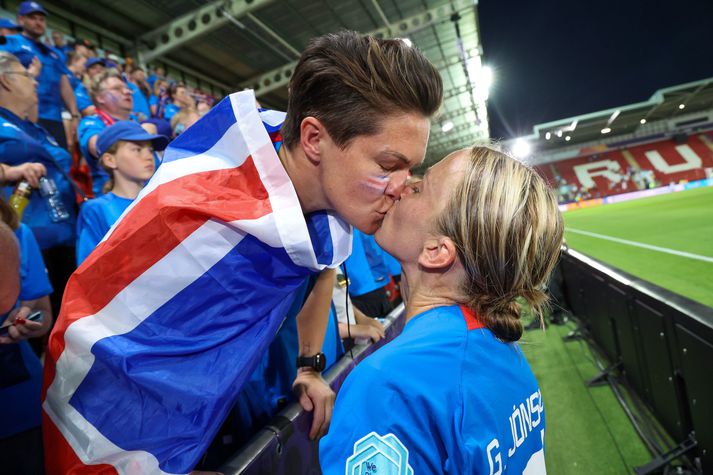 Knattspyrnukonurnar Erin McLeod og Gunnhildur Yrsa eignuðust sitt fyrsta barn saman í lok október.