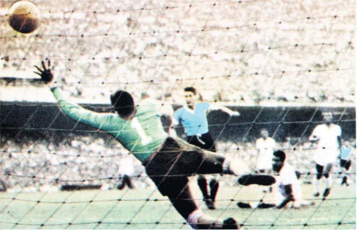 Juan Alberto Schiaffino jafnar metin í úrslitaleik Brasilíu og Úrúgvæ á HM 1950.