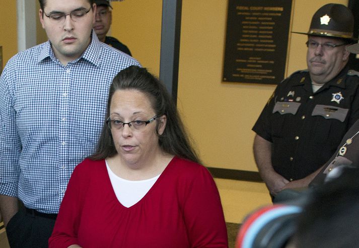 Kim Davis mætti til vinnu í morgun ásamt syni sínum. Þar ræddi hún við blaðamenn.