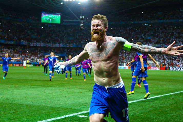 Risastór stund fyrir íslenska fótboltalandsliði en mjög mikil vonbrigði fyrir enska landsliðið. Aron Einar Gunnarsson og íslensku strákarnir fagna sigri á Englandi á EM 2016.