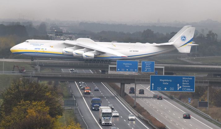 Antonov 225, stærsta flugvél heims, á akstursbraut Leipzig-flugvallar í nóvember 2016, skömmu áður en henni var flogið til Íslands.