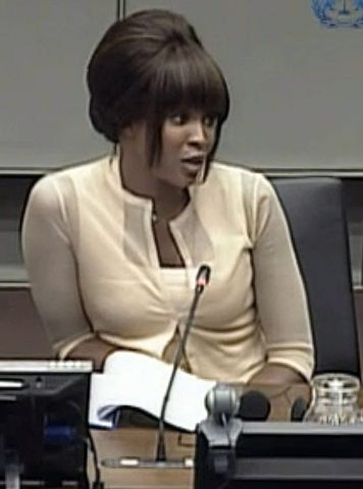 Ofurfyrirsætan Naomi Campbell var ekki sátt við að þurfa að bera vitni í gær en þurfti að útskýra hvernig hún fékk blóðdemanta að gjöf frá Taylor.     Fréttablaðið/afp
