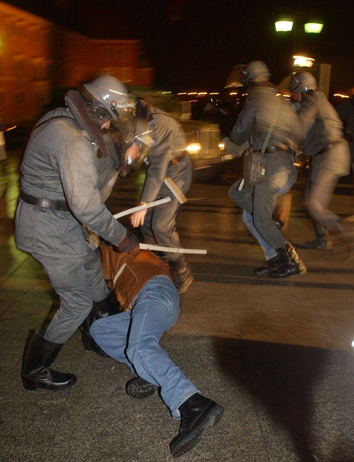 Götubardagar óeirðalögreglu og stuðningsmanna Samstöðu voru settir á svið í tilefni afmælisins, hér á torgi Gamla bæjarins í Varsjá.