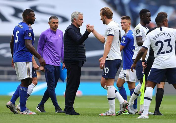 Kane og Mourinho léttir eftir sigurinn í gær.