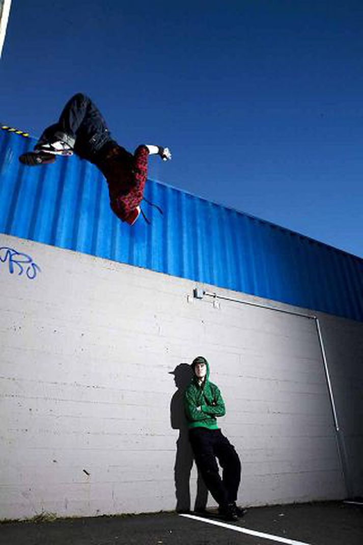 Óvenjuleg sýning á Óþelló sem dregur saman bmx-glæfra, bretti og framtíðarútgáfu af klassísku leikverki.