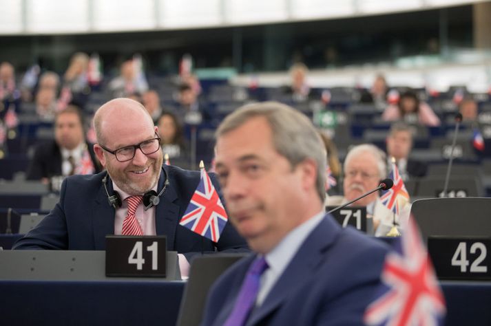 Paul Nuttal, leiðtogi breska stjórnmálaflokksins UKIP, situr fyrir aftan fyrrverandi leiðtogann, Nigel Farage, á Evrópuþinginu í Strasbourg í byrjun apríl.