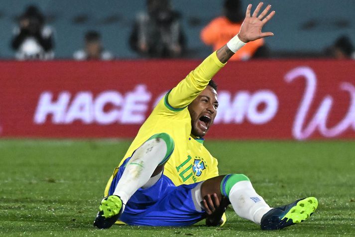 Óttast er að Neymar hafi orðið fyrir alvarlegum hnémeiðslum í leik Brasilíu og Úrúgvæ.