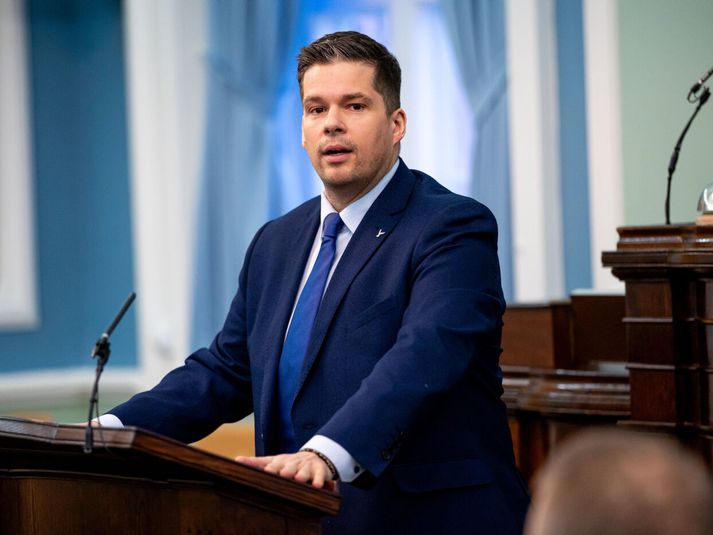 Tómas Þór Þórðarson, varaþingmaður Sjálfstæðisflokksins, kallaði fyrirhugað tekjuþak á Rúv „gerviþak“ í ræðu á Alþingi í dag. 