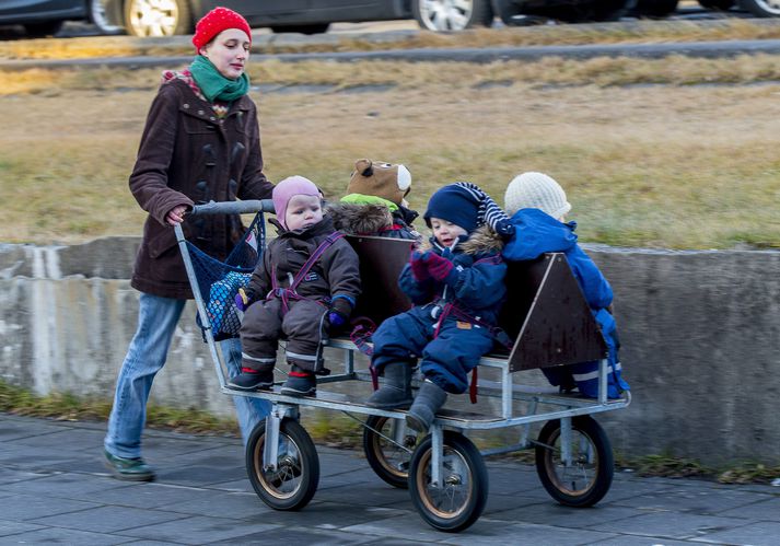 Lagt er til að niðurgreiðslur til dagforeldra hækki í áföngum.