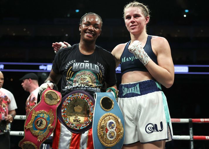 Claressa Shields og Savannah Marshall eftir bardaga þeirra á laugardaginn.