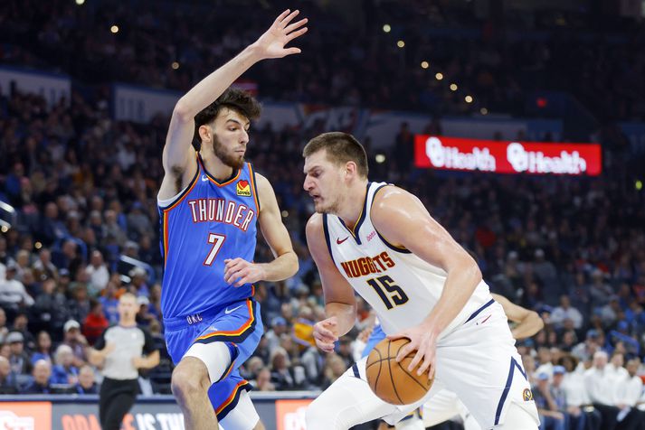 Chet Holmgren hefur kannski sentimetana en ekki kílóin til að stoppa leikmann eins og Nikola Jokic.