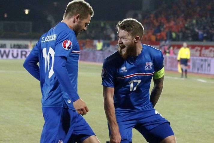 Gylfi Þór Sigurðsson og fyrirliðinn Aron Einar Gunnarsson fagna marki gegn Hollandi.