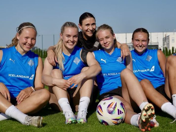 Tinna Mark Antonsdóttir og Kristianstad-stelpurnar hennar. Hlín Eiríksdóttir flutti reyndar í vetur, til Leicester, en Guðný Árnadóttir, Katla Tryggvadóttir og Alexandra Jóhannsdóttir eru fastagestir á heimili Tinnu.