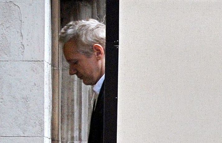 Julian Assange í dómsal í London. nordicphotos/AFP