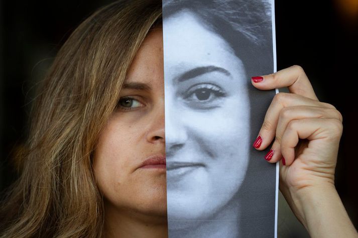 Ástvinir og stuðningsmenn gíslana sem enn eru í haldi Hamas settu gjörning á svið í Tel Aviv í morgun til að kalla eftir lausn þeirra.