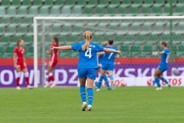 Glódís Perla Viggósdóttir fagnar hér einu marki íslenska liðsins í vináttuleiknum á móti Póllandi á dögunum. Glódís mun ræða við íslensku fjölmiðlanna í dag.