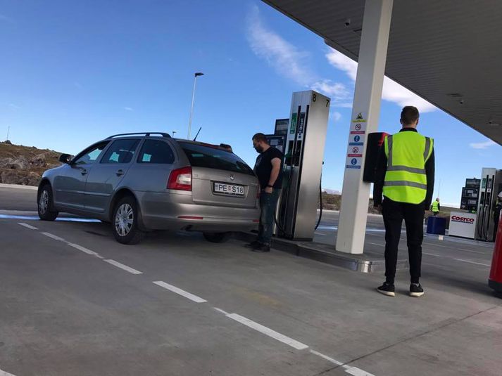 Costco er þekkt fyrir að bjóða lægra bensínverð en samkeppnisaðilinn til þess að teyma viðskiptavini sína til sín og kaupa aðrar vörur í versluninni.