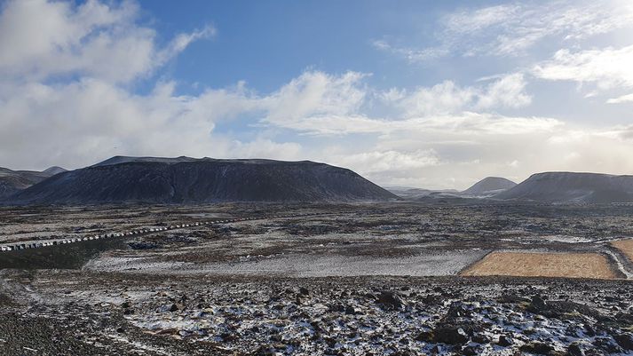 Fréttamaður Vísis tók þessa mynd um klukkan hálf tólf. Þá átti hann nokkuð langa göngu eftir bílaröðinni á Suðurstrandarvegi.