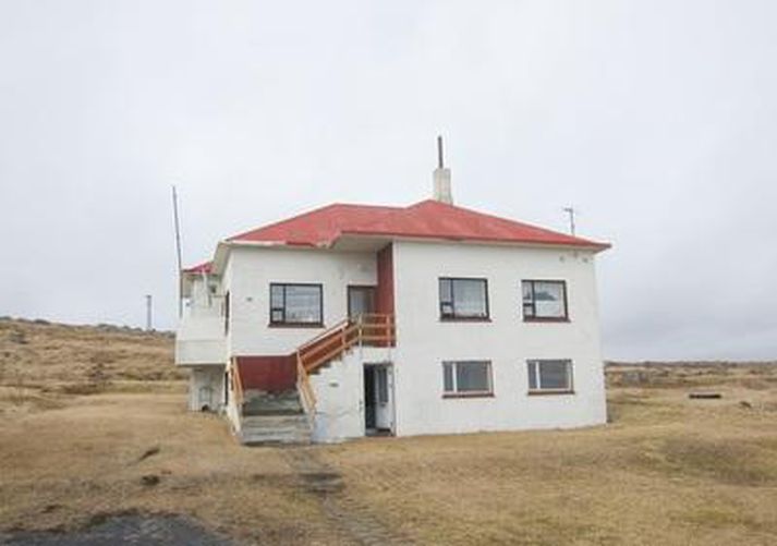 Íbúðin er á jarðhæð í tvíbýlishúsi við Ásgötu á Raufarhöfn.