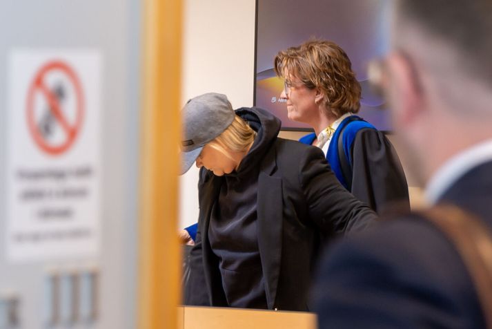 Íris Helga Jónatansdóttir í Héraðsdómi Reykjaness ásamt verjanda sínum, Helgu Völu Helgadóttur.