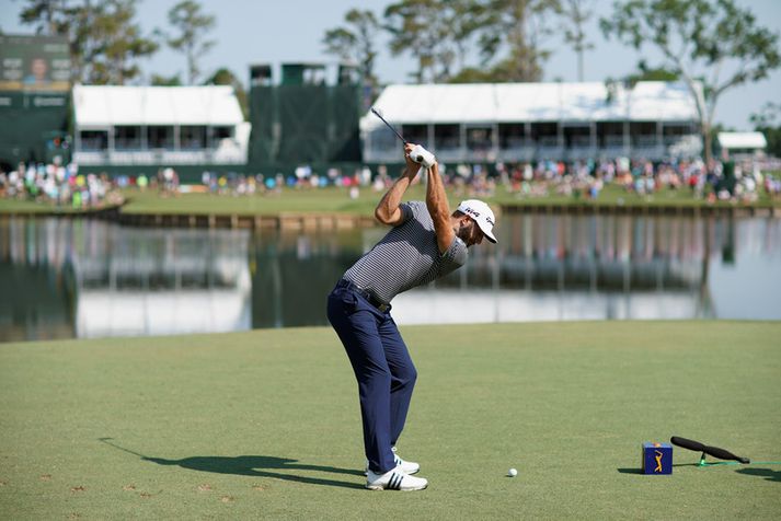 Dustin Johnson er einn fjögurra kylfinga í forystunni