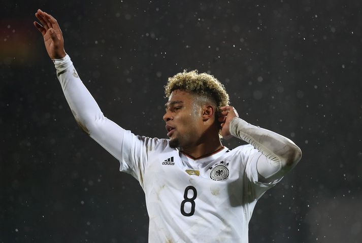 Serge Gnabry fagnar einu marka sinna í kvöld.