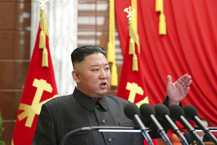 Kim Jong-un ávarpar forsætisrnefnd Verkamannaflokks Norður-Kóreu, Þar úthúðaði hann hátt settum embættismönnum fyrir vanhæfni, ábyrgðarleysi og sinnuleysi í glímunni við faraldurinn.