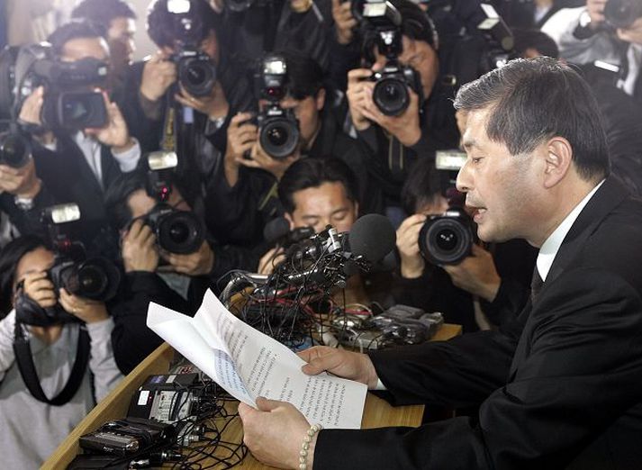 Beðist afsökunarþ Dr. Hwang Woo-suk kvaðst harma að hafa ekki leyst frá skjóðunni fyrr en nú.