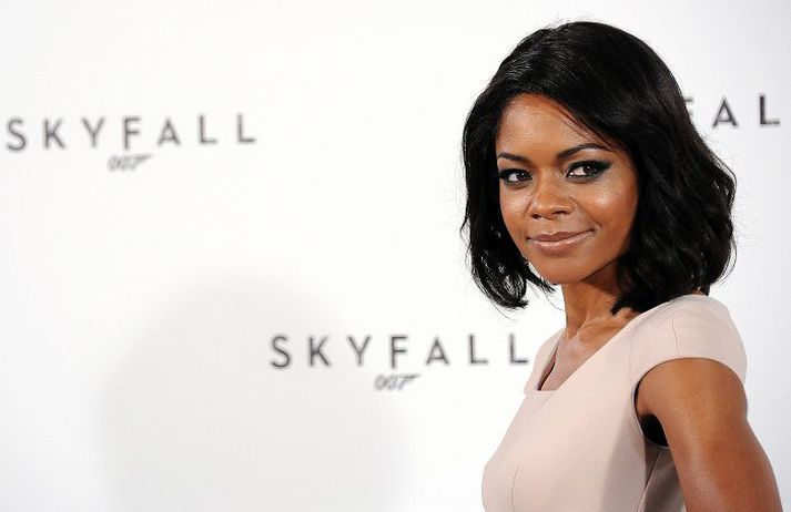 Framleiðendur Skyfall hafa beðið Naomie Harris um að breyta aðeins röddinni, vera aðeins kvenlegri og kynþokkafyllri.