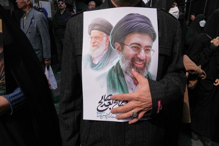 Mynd af Mojtaba Khamenei fyrir framan föður hans, Ali Khamenei.