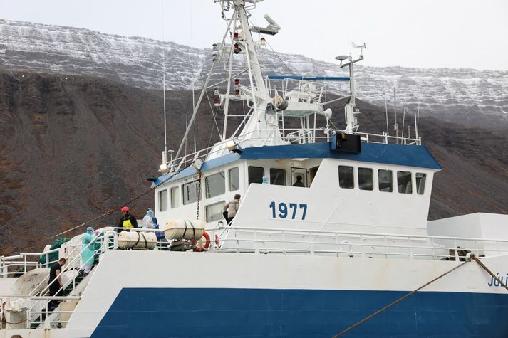 Frá því þegar Júlíus Geirmundsson kom í land á Ísafirði með veika áhofn.