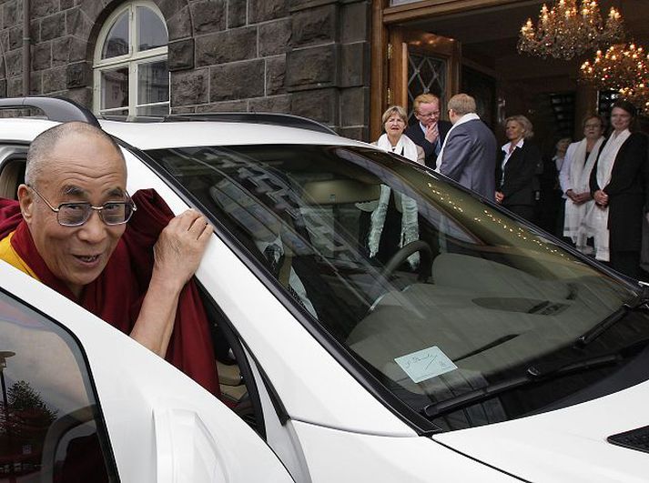 heimsókn á alþingi Dalai Lama heimsótti meðal annars Alþingi í gær í boði Ástu R. Jóhannesdóttur þingforseta og utanríkismálanefndar þingsins.fréttablaðið/vilhelm