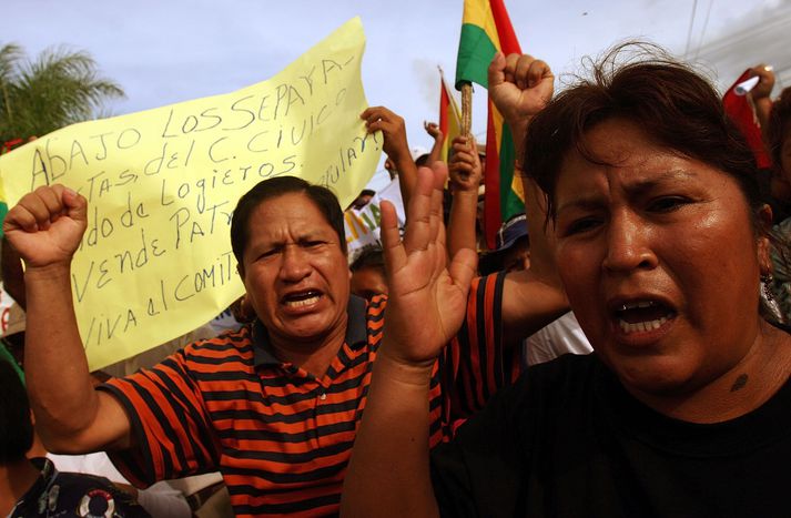 Stuðningsmenn Morales forseta hrópa vígorð gegn mótmælafundi sem haldinn var í borginni Santa Cruz de la Sierra í Bólivíu.