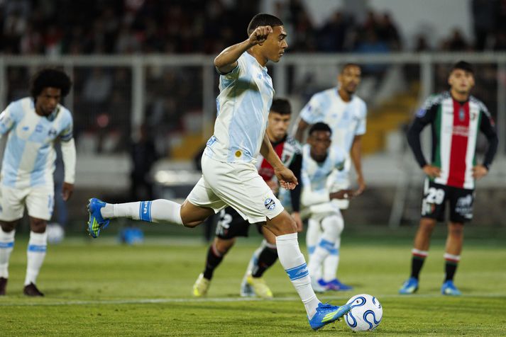 Carlos Vinicius sýndi ekki mikla snilli við vítapunktinn í gærkvöldi. 